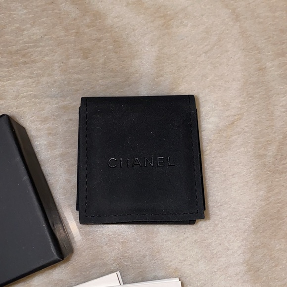 Chanel Pearl CC Studs - Picture 6 of 8